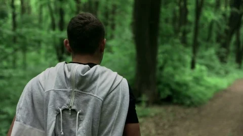 Lone runner in wintry wood, slow motion shot Vídeos de archivo 75542573
