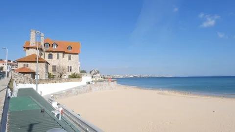 Lone seagull with waves crashing in background in Cascais, Portugal Stock Footage 127188289