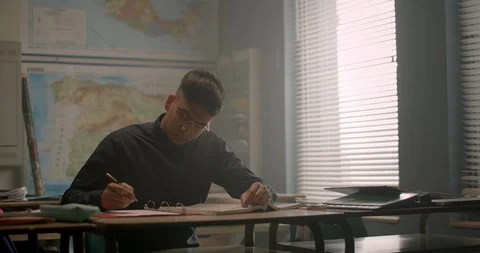 Lone student studies in class preparing for test Vidéo 118141100