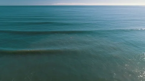 Lone Surfer Waits in Empty Seascape to Catch the Perfect Wave Vidéo 99264773