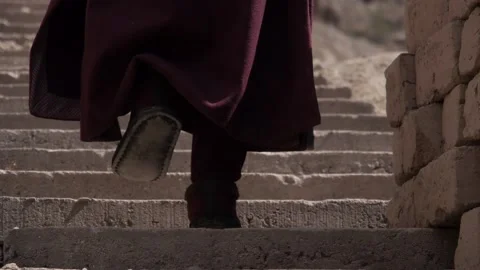 A lone Tibetan pilgrim Stockbeeldmateriaal 130201329