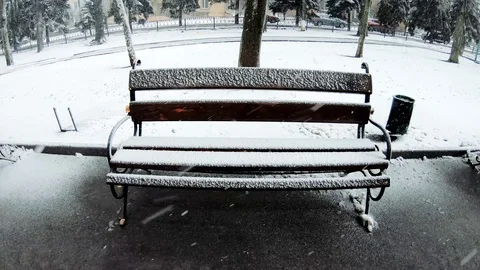 Lonely bench and heavy snowfall. Video stock 126791902