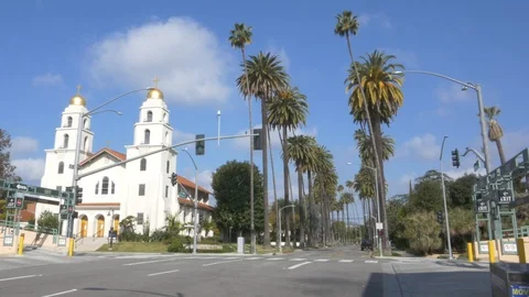 Lonely Biker on Abandoned Street - Beverly Hills Pandemic 库存影片 127405553