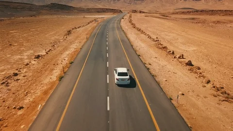Lonely car on desert highway at machtesh ramon Stock Footage