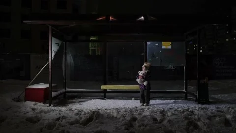 Lonely child at the bus stop Vidéo 168882290