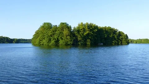 Lonely island 動画素材 79971068