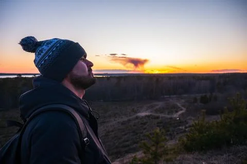 A lonely man in the background of the sun. Foto stock