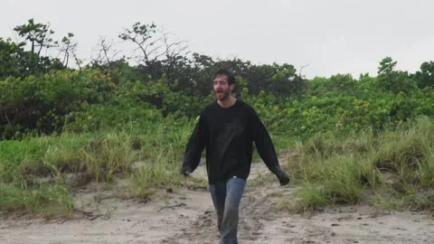 Lonely man, in a beach storm. Vídeo Stock 243518838