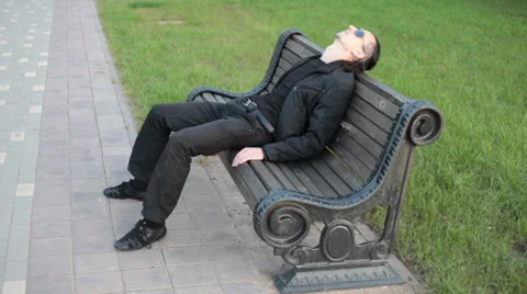 A lonely man on the bench Video stock 35405552