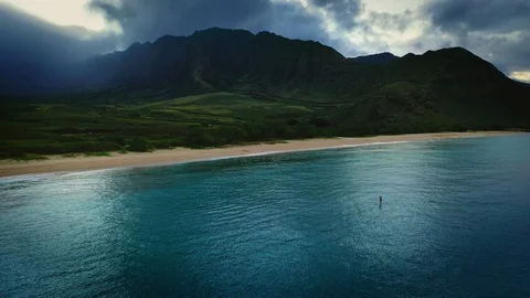 Lonely Man paddle boarding in front of paradisiac beach, aerial, Oahu Vídeo Stock 125059335