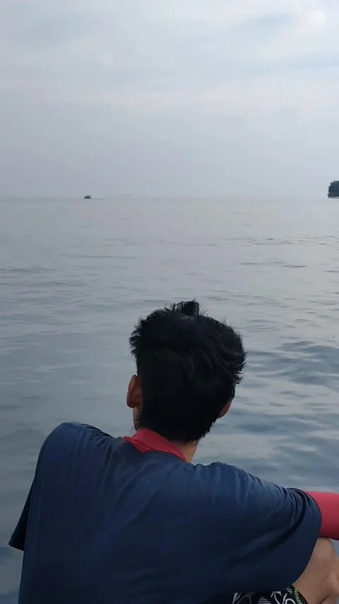 Lonely man from the Sea 動画素材 243518047