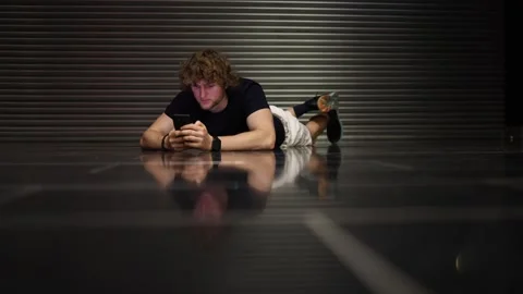 Lonely man withdraws into himself and escapes into his smartphone world Stockbeeldmateriaal 345361367