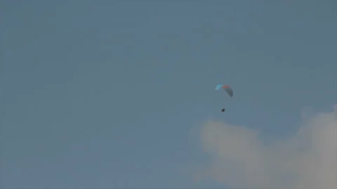 Lonely paraglide in the sky Vídeo Stock 150505060