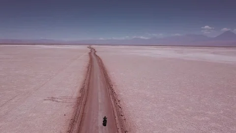 Lonely rider in desert 스톡 동영상 85324993