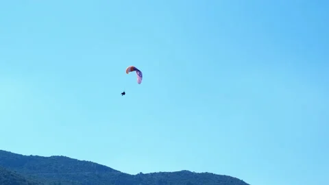Lonely soar in sky on paragliding. Stock-Footage 224720720