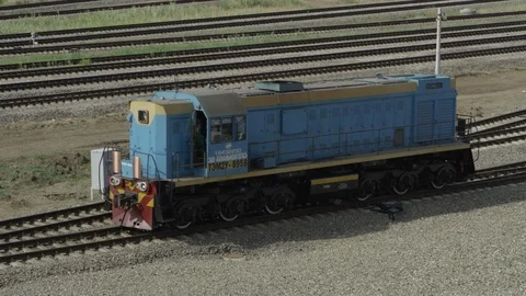 Lonely train in port Taman Vídeos de archivo 123780267