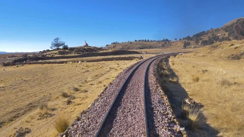 Lonely train track in middle of peruvian Andes Vídeos de archivo 119947568