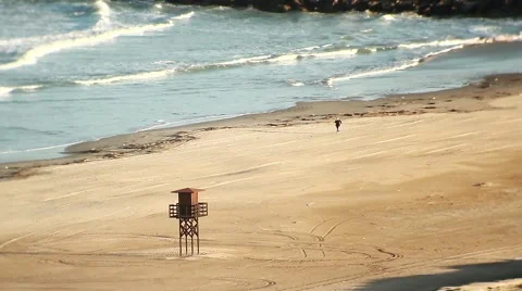 Loneny walker at the beach 库存影片 48530834