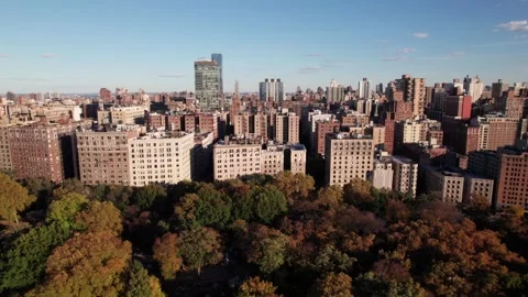 Long aerial of New York's Upper West Side, Riverside Park, West Side Stockbeeldmateriaal 290291113