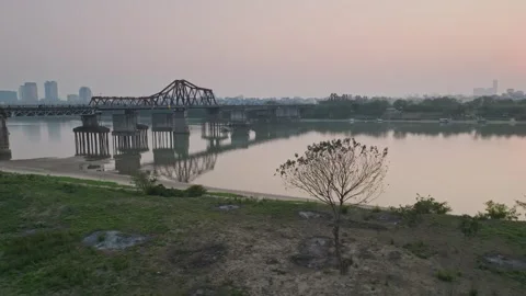 Long Bien Bridge over the Red River at Dawn in Hanoi, Vietnam Vídeos de archivo 344741615