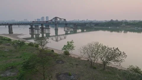 Long Bien Bridge over the Red River in Hanoi, Vietnam at Dusk Vídeo Stock 344741623
