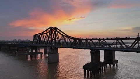 Long Bien Bridge over the Red River at Sunset in Hanoi, Vietnam Stockbeeldmateriaal 344742106