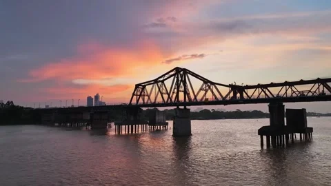 Long Bien Bridge over the Red River at Sunset in Hanoi, Vietnam Stockbeeldmateriaal 344742214