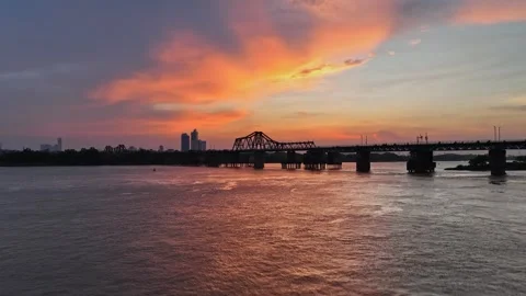 Long Bien Bridge at Sunset over the Red River in Hanoi, Vietnam Stockbeeldmateriaal 344742285