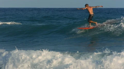 Long board surfer hangs ten, slow motion Video stock 62280788