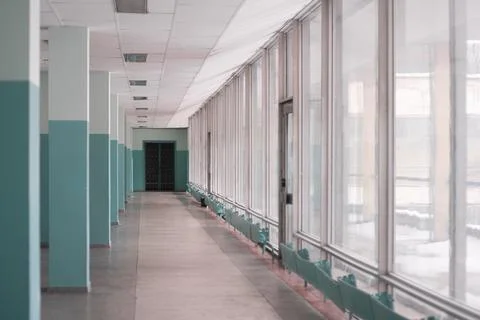 Long bright empty corridor with wide windows of the old building in the style Foto stock