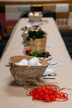 A long brown table is arranged for an Easter egg decorating workshop, featuri Foto stock