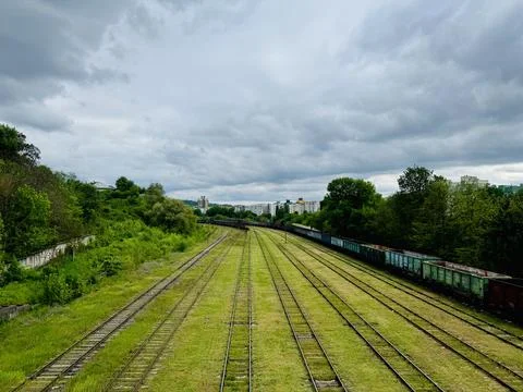 Long Cargo Freight Train on Curved Railway Tracks. Fotos de archivo