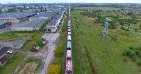 Long cargo train transporting wagons across the industrial district -16 Vídeo Stock 80264224