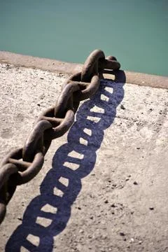 A long chain with its shadow Foto stock
