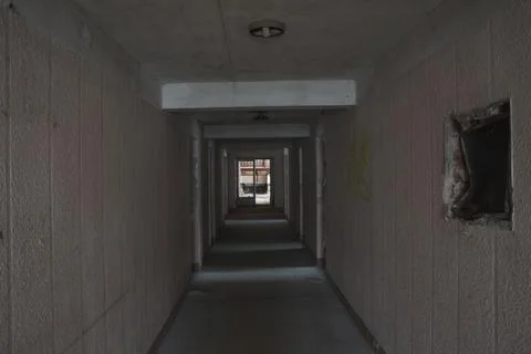 A long corridor in an abandoned Foto stock