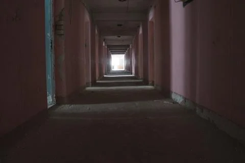A long corridor in an abandoned Foto stock