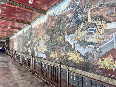 Long corridor featuring exquisite Ramakien epic murals inside the Wat Phra Foto stock
