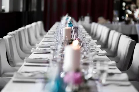 Long dinner table white tablecloth candle wedding Stock-Fotos