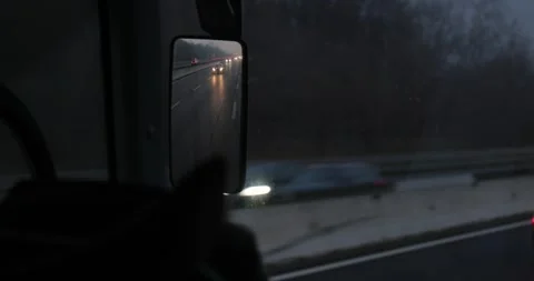 Long distance bus trip mirror view at night Vidéo 309144541