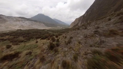 LONG DIVE FPV DRONE FROM THE TOP OF THE MOUNTAIN 스톡 동영상 229495799