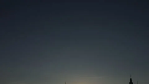 Long dramatic tilt down to silhouetted Manhattan skyline at dusk with a Video stock 202312772