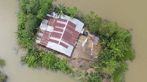Long Drone Climb From Cluttered Yard to Flooded Homestead in Bangladesh Vidéo 347881045