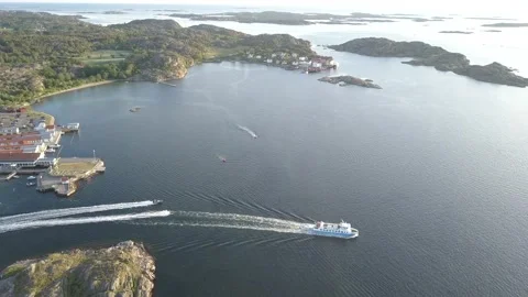 LONG DRONE SEQUENSE OF BOATS IN BEAUTIFUL SWEDEN. Video stock 139401793