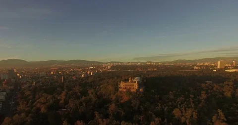 Long Drone Shot of Chapultepec Castle Reveals "Ninos Heroes" Monument. Video stock 126048617