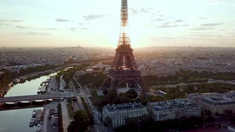 Long drone shot vertical going down of Eiffel Tower, and sun hidden behind Video stock 170681961
