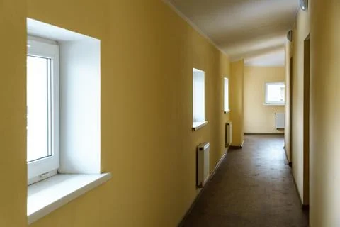 A long empty corridor in an office building. A new modern heating radiator on Foto stock