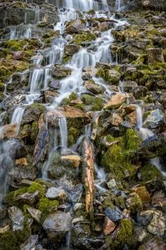 Long Exposure of River Flowing Down Moss Covered Rocks Foto stock
