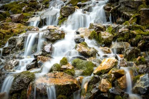 Long Exposure of River Flowing Down Moss Covered Rocks Foto stock
