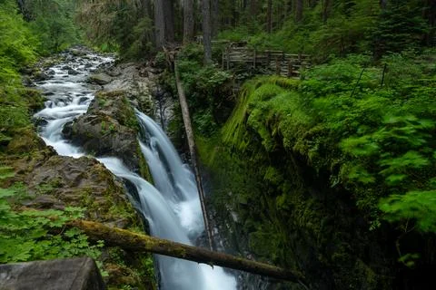 Long Exposure of Sol Duc Falls and Viewing Area in Olympic Foto stock