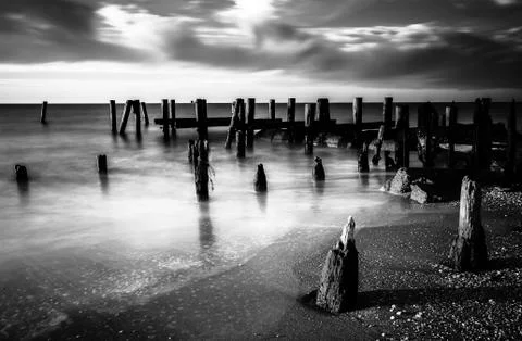 Long exposure at sunset of pier pilings in the delaware bay at sunset beach,  Foto stock